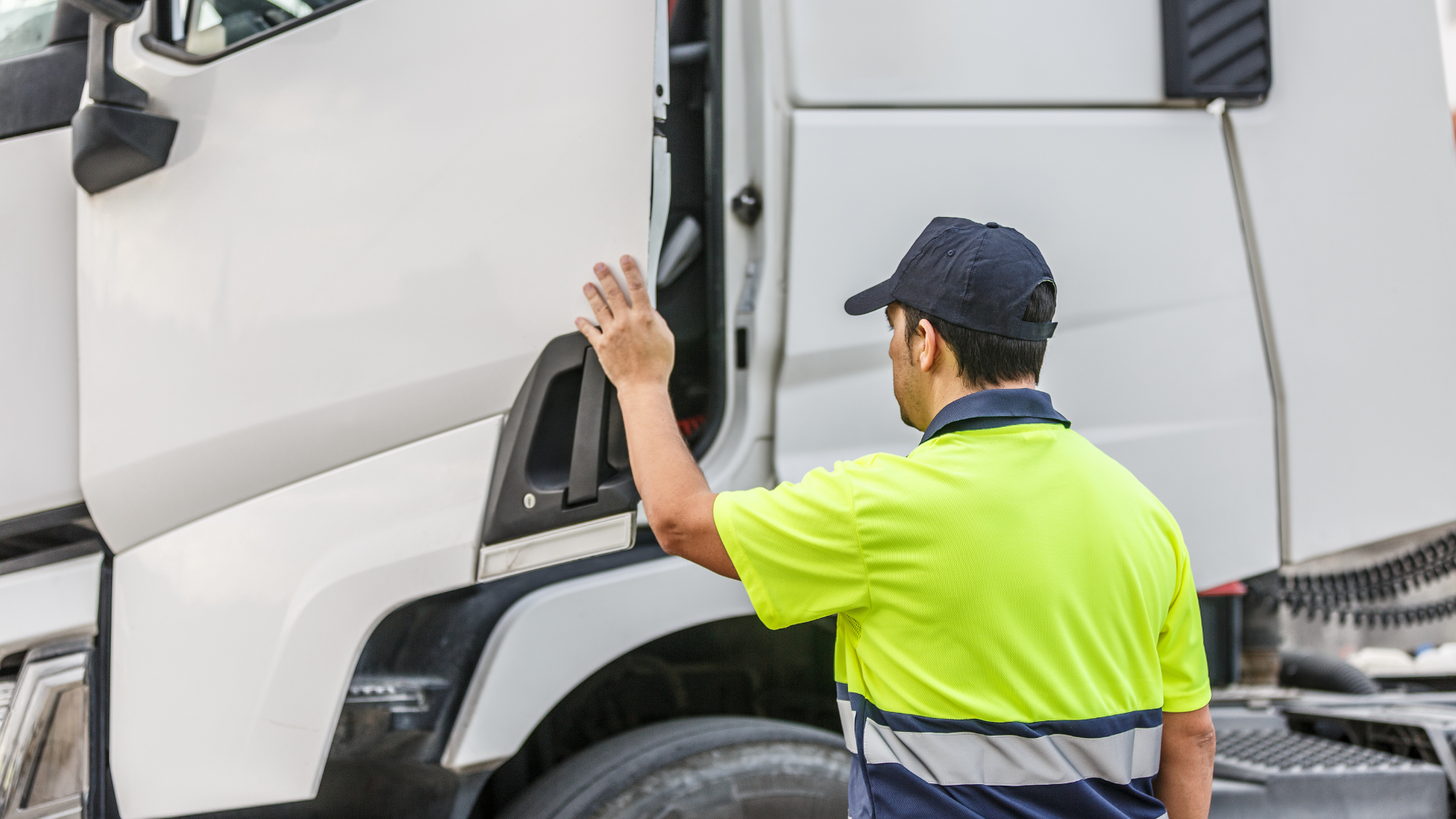 Trailer Repair Safety Protocols: Keeping Technicians and Drivers Safe